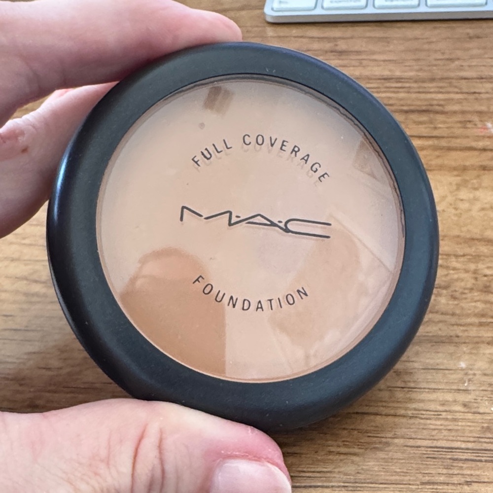 MAC Cosmetics Full Coverage Foundation - Soft Beige